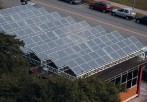 Placas fotovoltaicas instaladas em edifício da SAS-USP